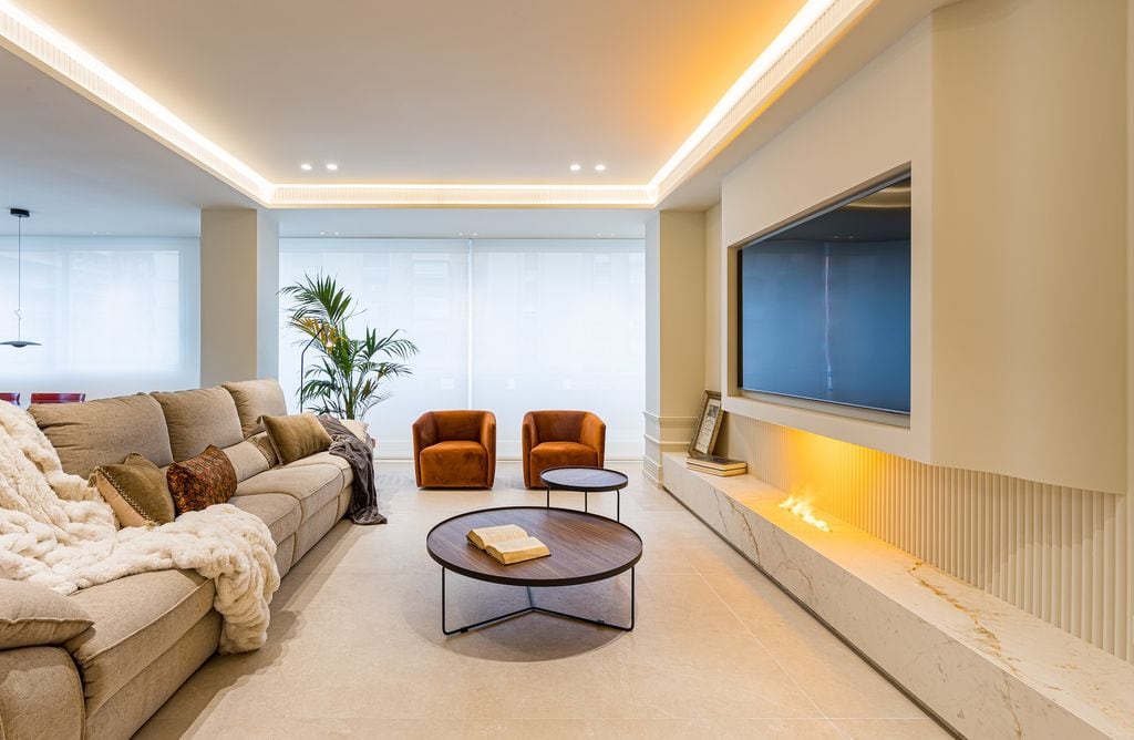 Salón con luz en el techo. 