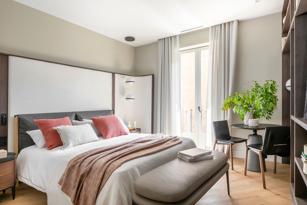 Dormitorio con cabecero curvo