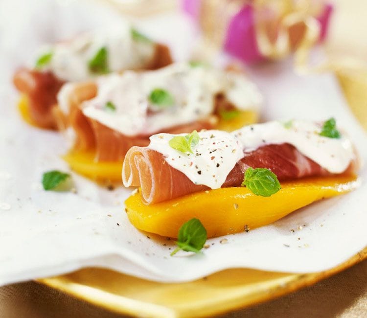 Rollitos de jamón, mozzarella y mango