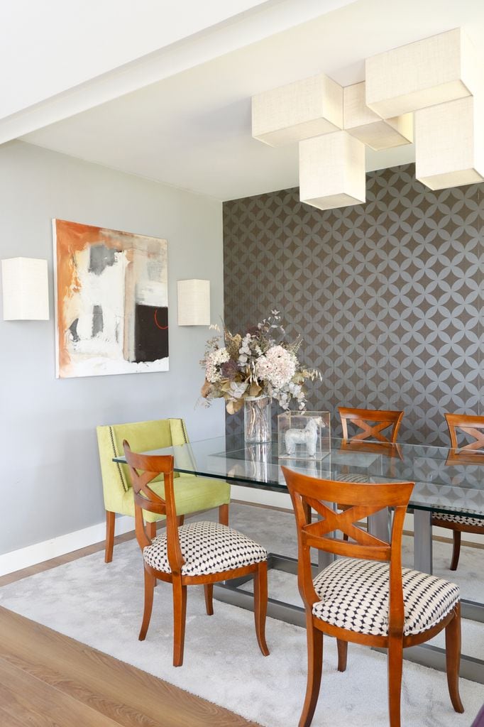 Comedor con arte y una pared de acento a base de papel pintado