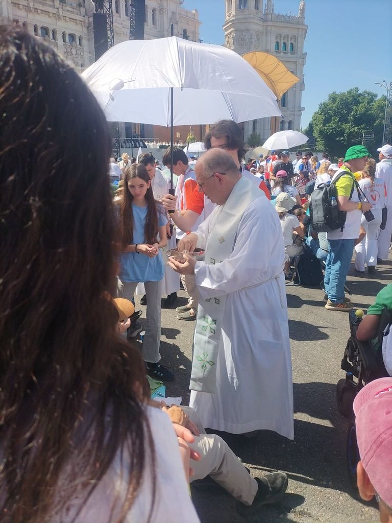 Un sacerdote dando la Comunión en la Misa del Papa