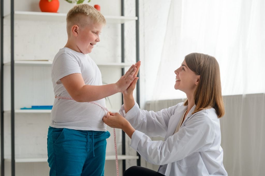 Niño con obesidad en la consulta del médico