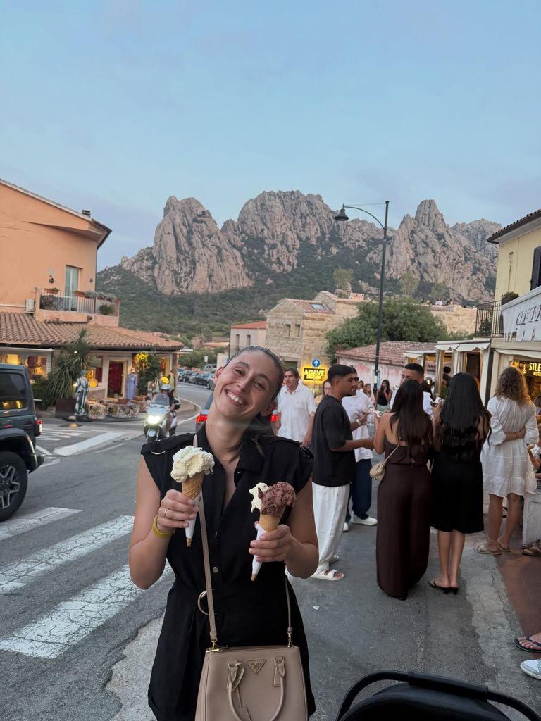 Comiendo helados en un pintoresco pueblo de montaña