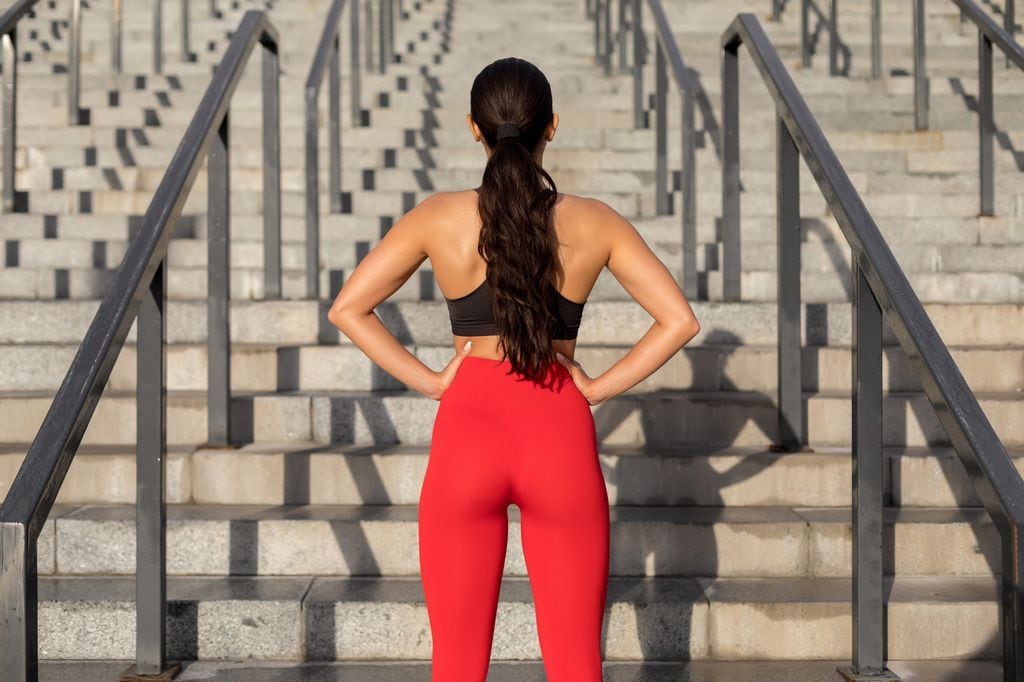 mujer dispuesta a subir un tramo de escaleras