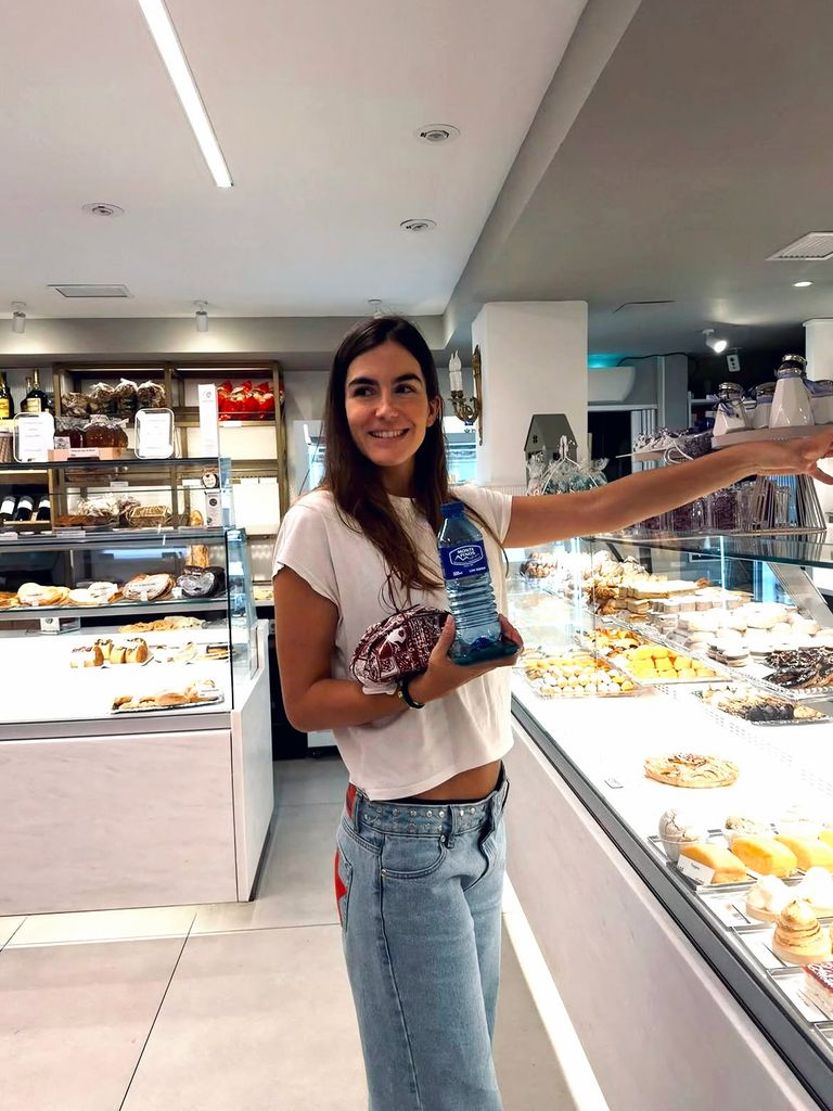 Blanca Llandres se suma a los vaqueros que triunfan entre las jóvenes madrileñas: tiro bajo, tachuelas y estrellas en los bolsillos