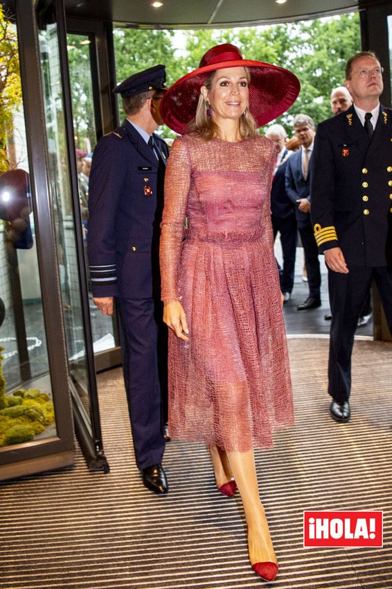 Máxima de Holanda look granate vestido pamela