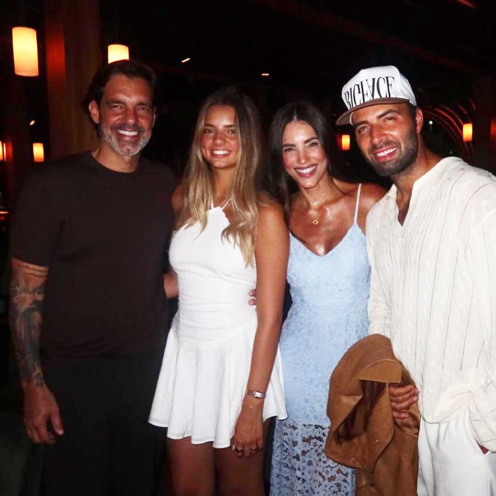 Gaby Espino, Cristóbal Lander y Jencarlos Canela junto a su hija Oriana