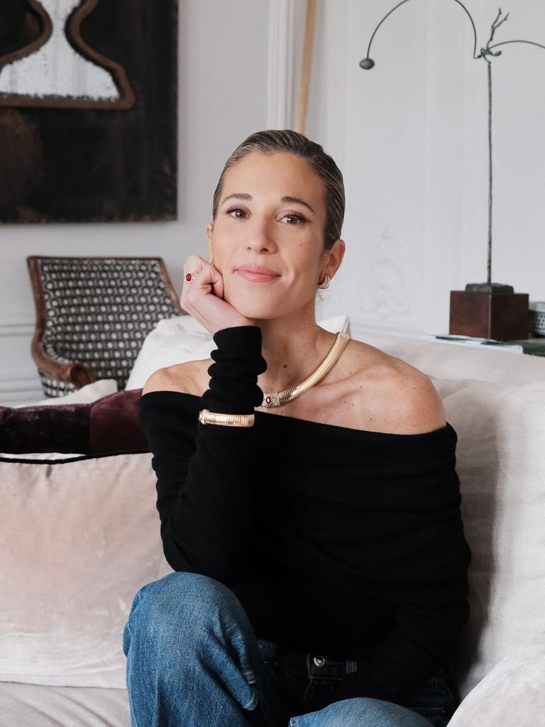 Jersey negro y vaqueros, el tándem de Inés de Cominges para acertar en Nochevieja sin esfuerzo 