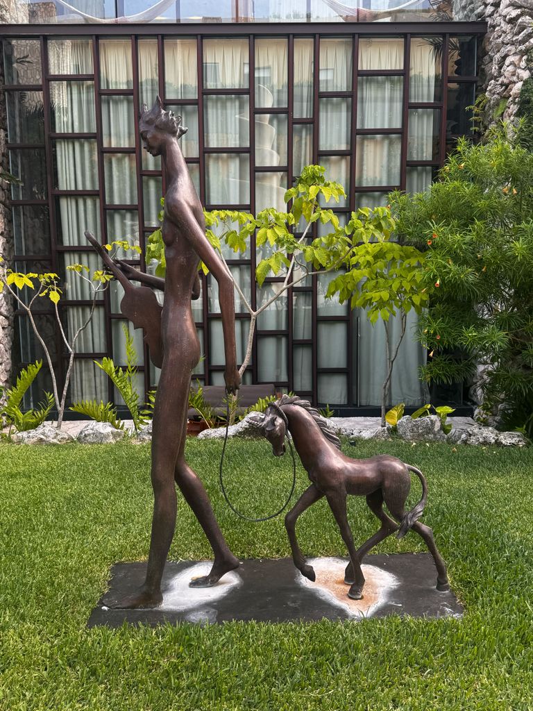 Cada rincón del hotel cuenta con piezas invaluables de artistas mexicanos, ¡es cómo un museo!