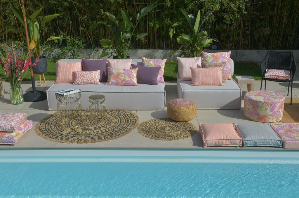Salón de verano con cojines de exterior