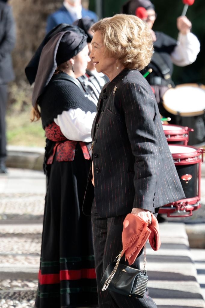 Reina Sofía llegando al Hotel Reconquista en Oviedo para los eventos de los Premios Princesa de Asturias 2024
