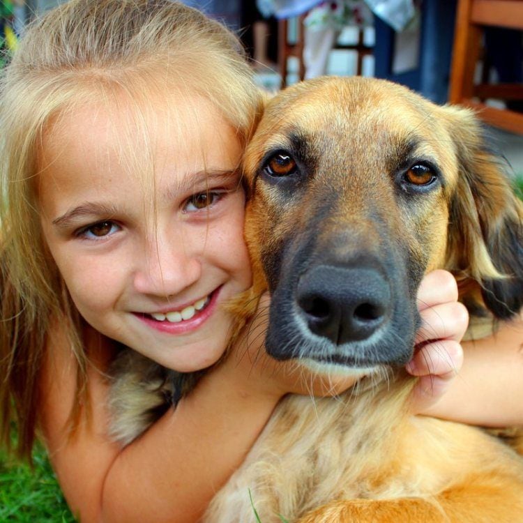Niña con perro