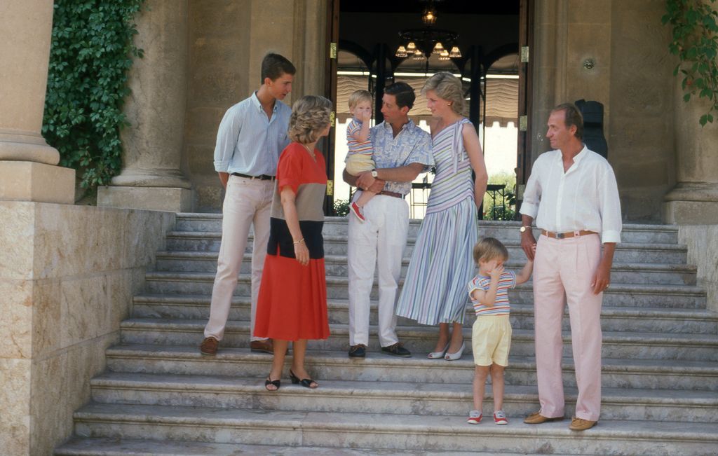 La familia real española con el príncipe Carlos, Diana de Gales y sus hijos en Marivent