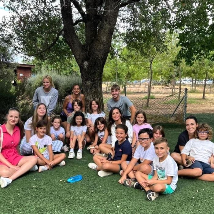 La princesa Leonor y la infanta Sofía visitan por sorpresa una granja escuela con la reina Letizia
