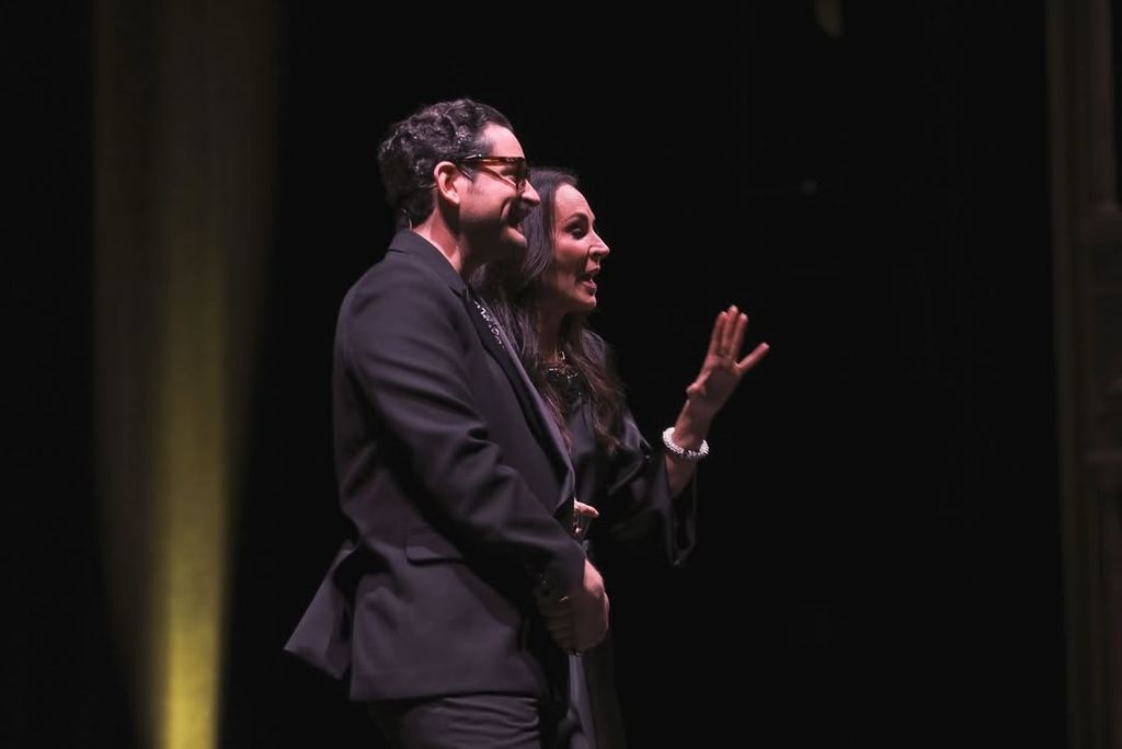 Ana Milán y Sebastián Gallego en un programa en directo de su pódcast 'La vida y tal'