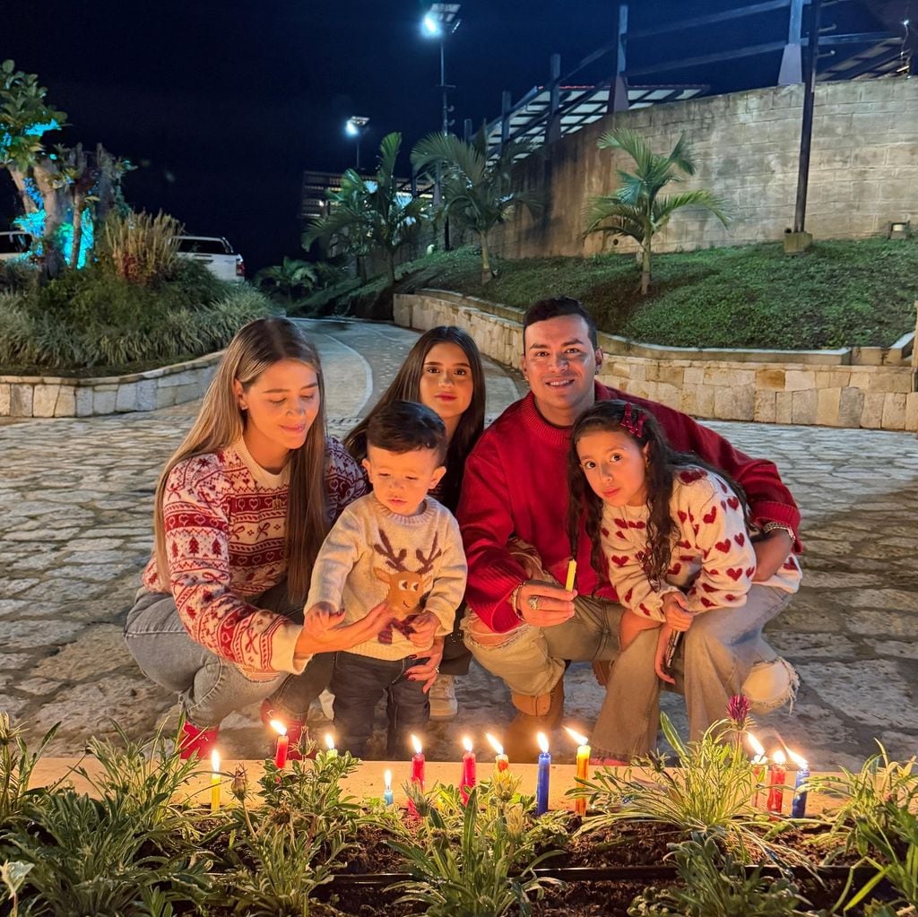 Yeison Jiménez con su familia completa en diciembre de 2025.