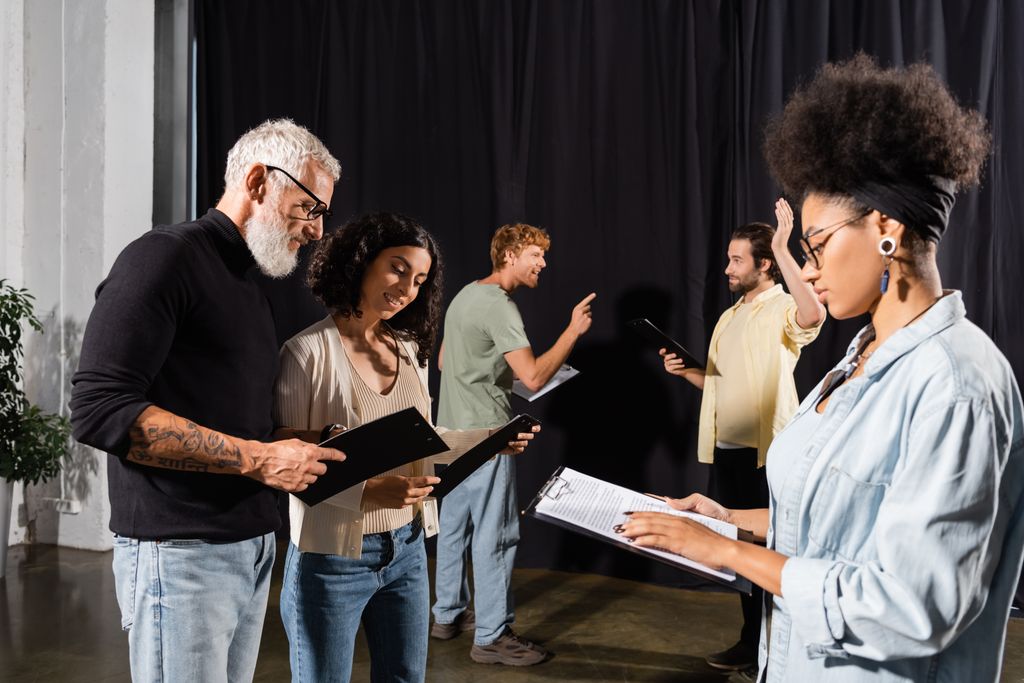 grupo de personas en un ensayo de una función teatral