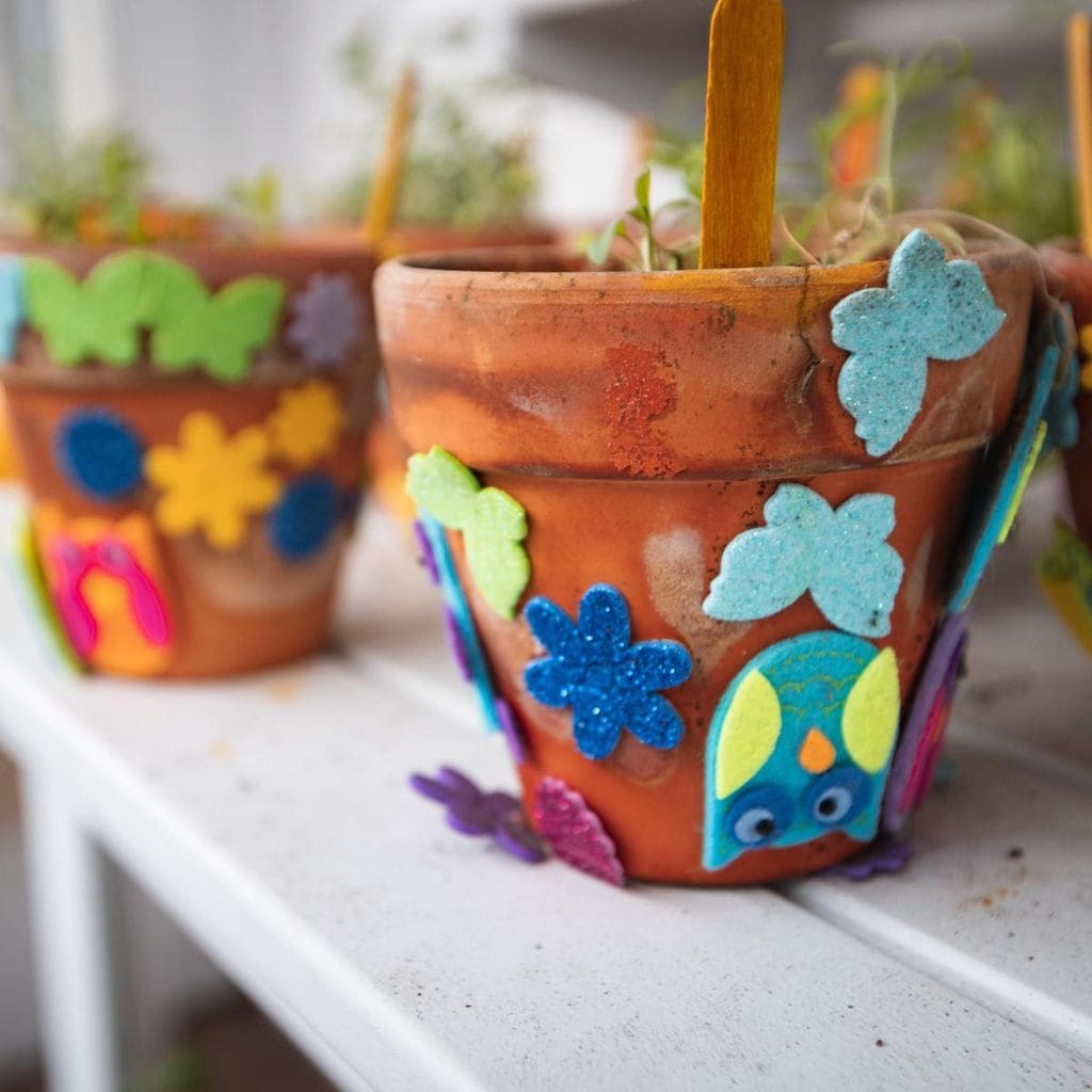 macetas de barro con stickers 