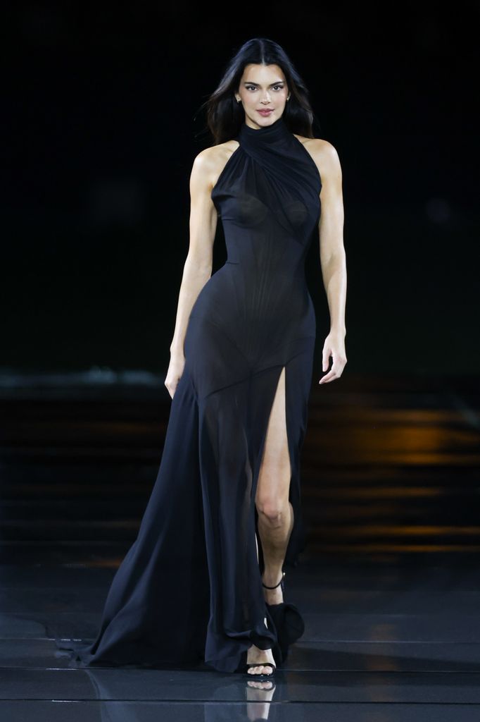 Kendall Jenner desfila para L'Oreal en París e inaugura la semana de la moda, 2026.