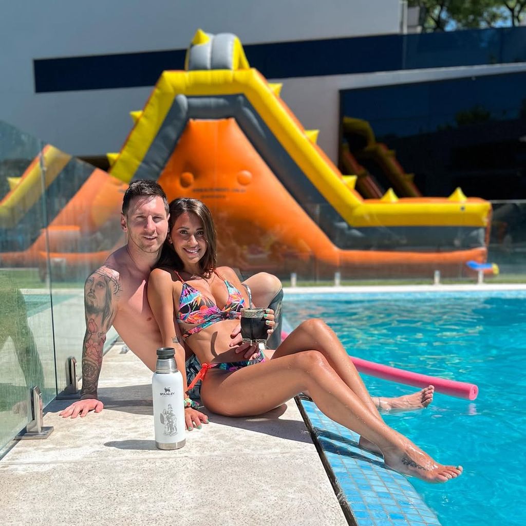 La pareja, en la inmensa piscina de su casa en Argentina