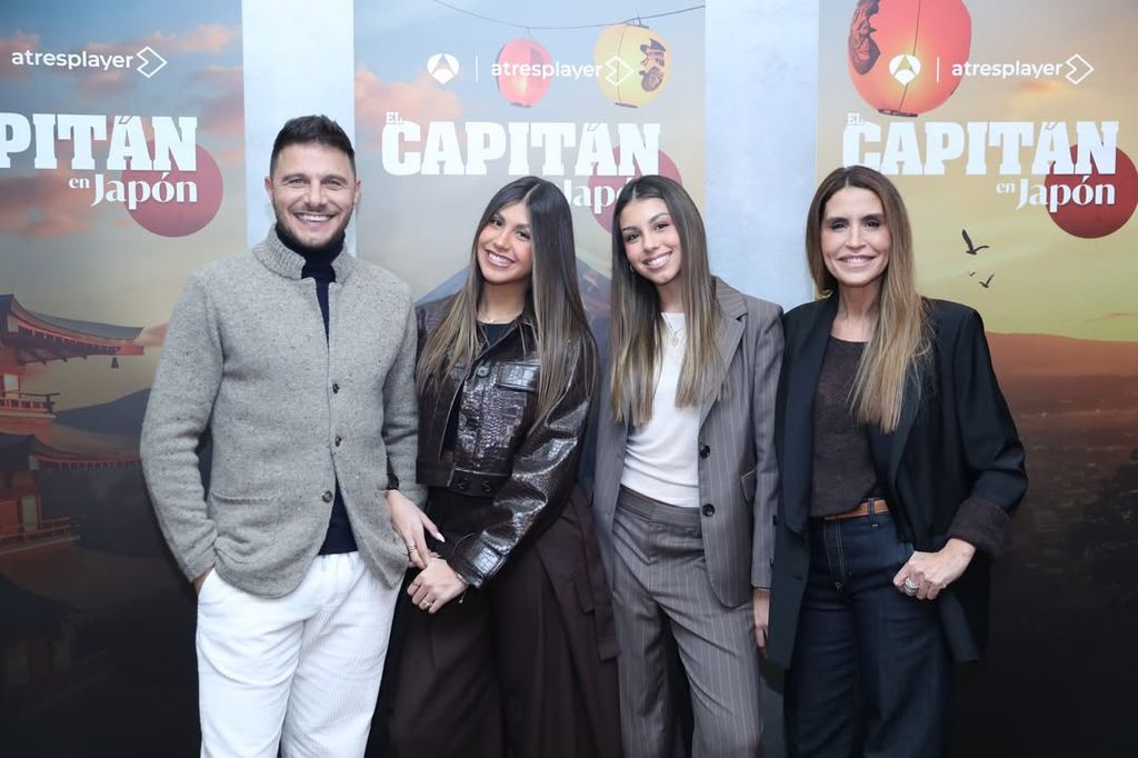 Joaquín Sánchez con su mujer y sus hijas