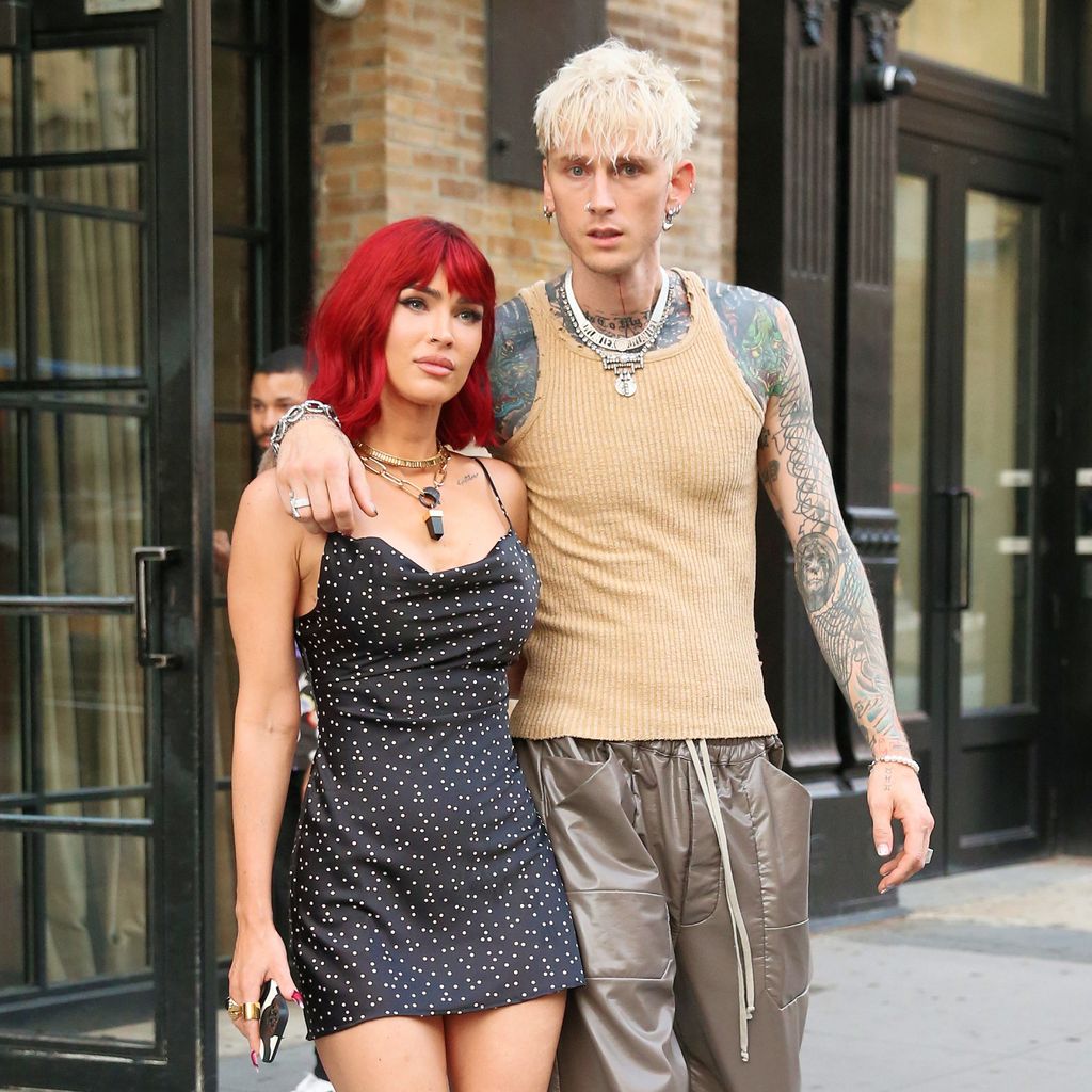 Plano medio de Machine Gun Kelly y Megan Fox paseando por NY