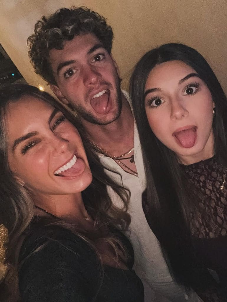 Elizabeth Gutiérrez junto a sus hijos Christopher y Kailey Levy