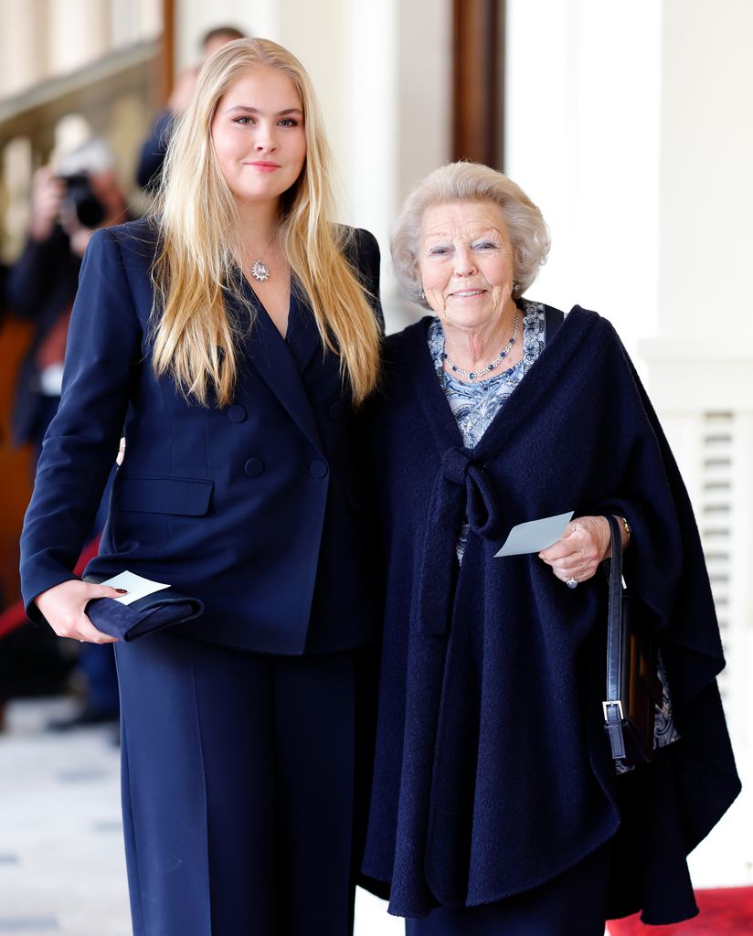 Amalia de Holanda con su abuela, reina de los Países Bajos hasta el 2013, en la Coronación de Carlos III en mayo de 2023 en Londres