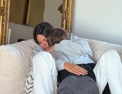 Laura M. Flores se abraza a su hijo