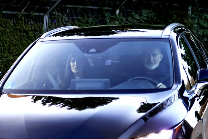 Los Reyes y su hija en el coche