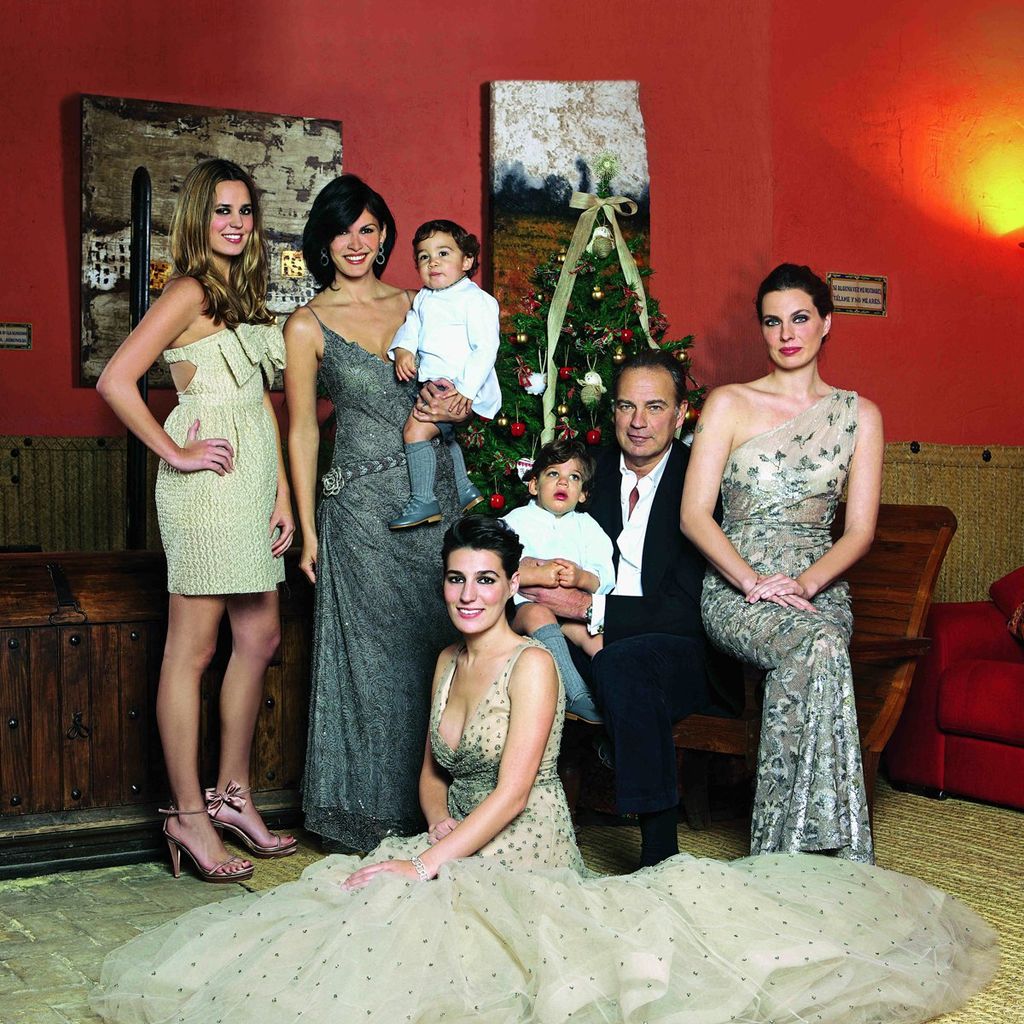 Bertín y Fabiola, junto con Kike y Carlos, más las otras tres hijas del cantante, Alejandra, Eugenia y Claudia, en 2010