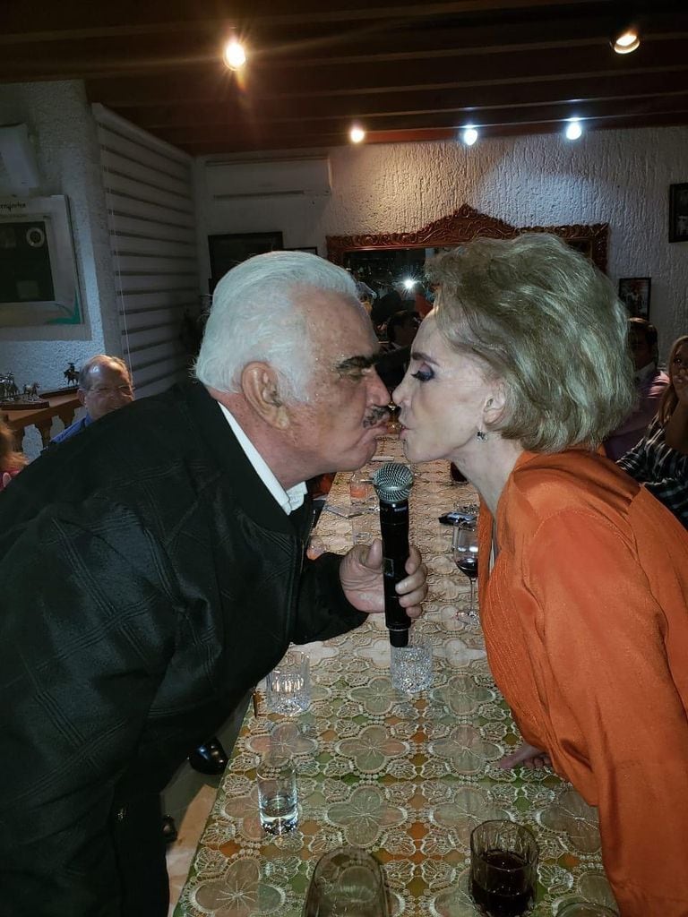 Alejandro Fernández recordó el gran amor que se tenían su madre y su padre, don Vicente Fernández