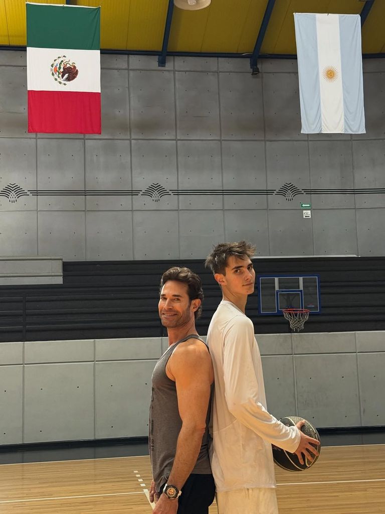 El jovencito ya está más alto que su papá.