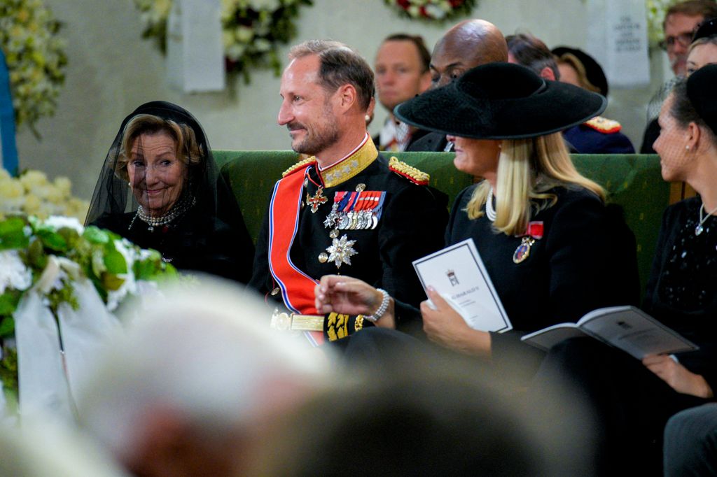 Mette-Marit de Noruega, en un gesto de complicidad con la reina viuda