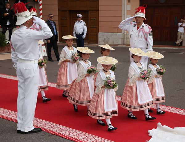 Para disftrutar del picnic monegasco en los jardines de palacio, Beatrice llevó el traje regional en su versión de gala de Mónaco. En la imagen vemos a las damas de honor en la boda de los príncipes Alberto y Charlene llevando ese mismo traje
