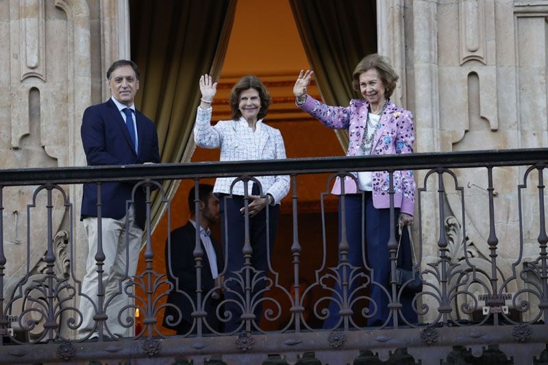 Doña Sofía y Silvia de Suecia, en la Plaza Mayor de Salamanca