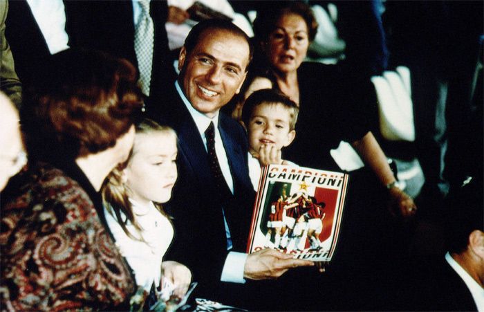 Berlusconi con sus hijos Eleonora y Luigi en el estadio San Siro, 1992