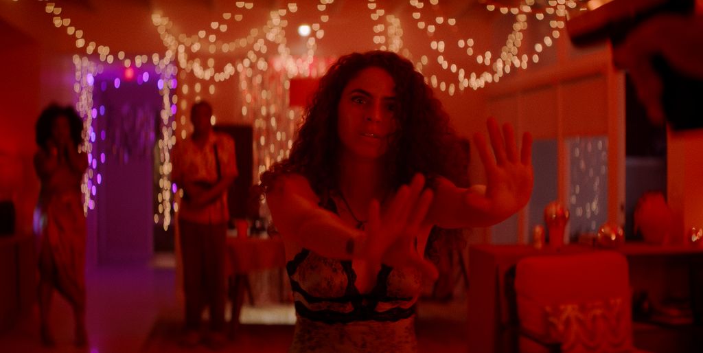 Shannon Gisela como Etta en M.I.A.