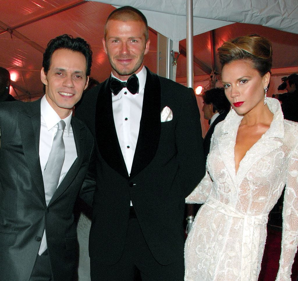 Marc Anthony, David Beckham y Victoria Beckham en la MET Gala de 2008 en Nueva York