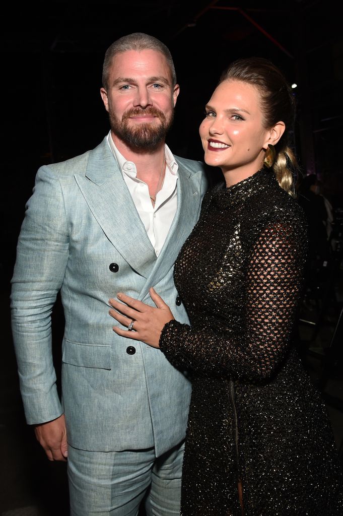 Stephen Amell y Cassandra Jean asisten a la fiesta posterior al estreno de la nueva serie de STARZ, Heels, el 10 de agosto de 2021 en Los Ángeles, California