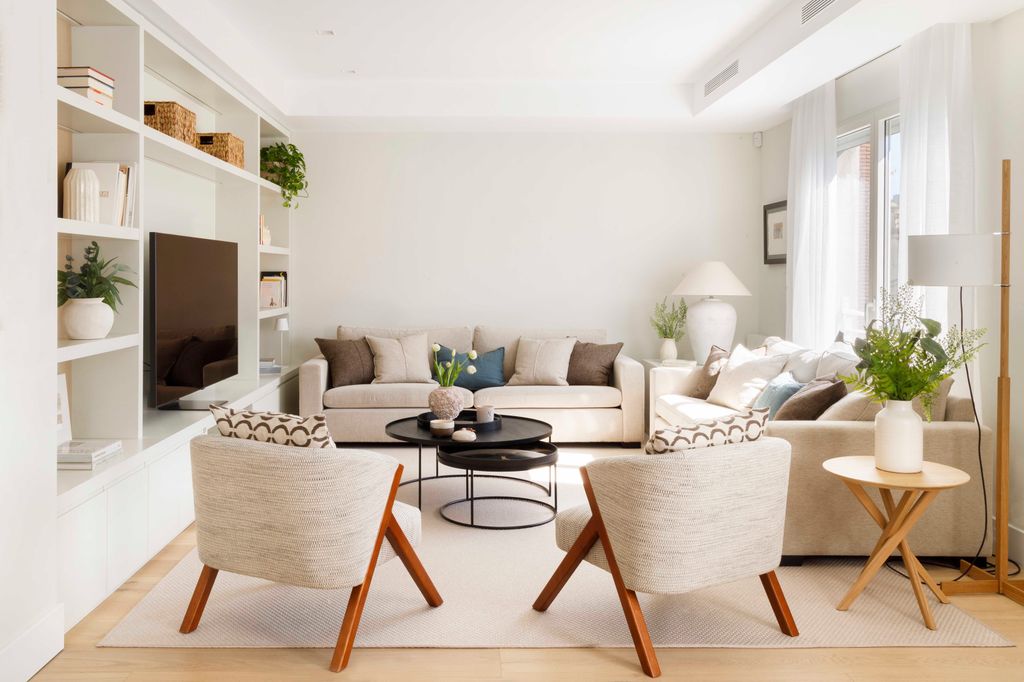 Salón pequeño con sofás en beige. 