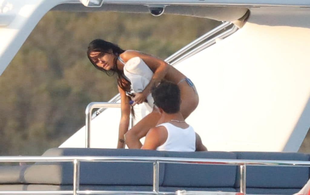 Oriana lució su estilizada figura en un bikini azul celeste.