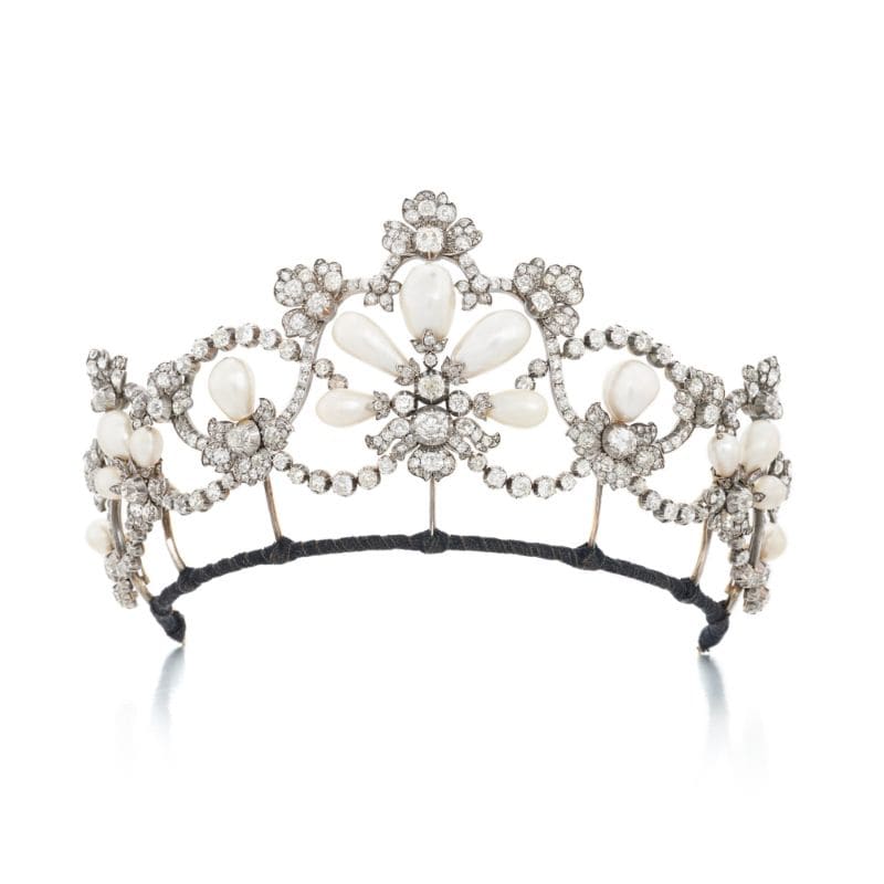 Tiara de diamantes y perlas naturales