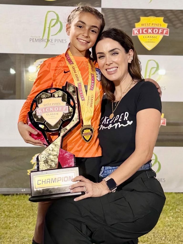 Jacky Bracamontes con la jugadora más valiosa de la final: su hija Renata.