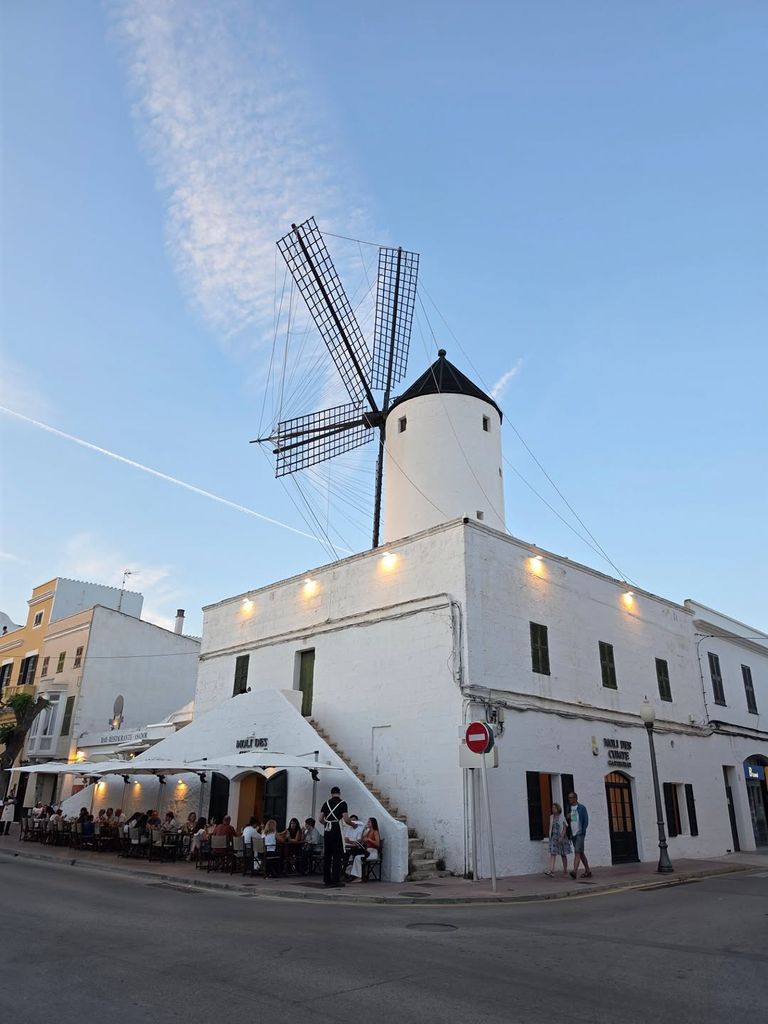 El restaurante Es Molí des Comte, ubicado en un antiguo y majestuoso molino blanco que representa a la perfección la esencia balear