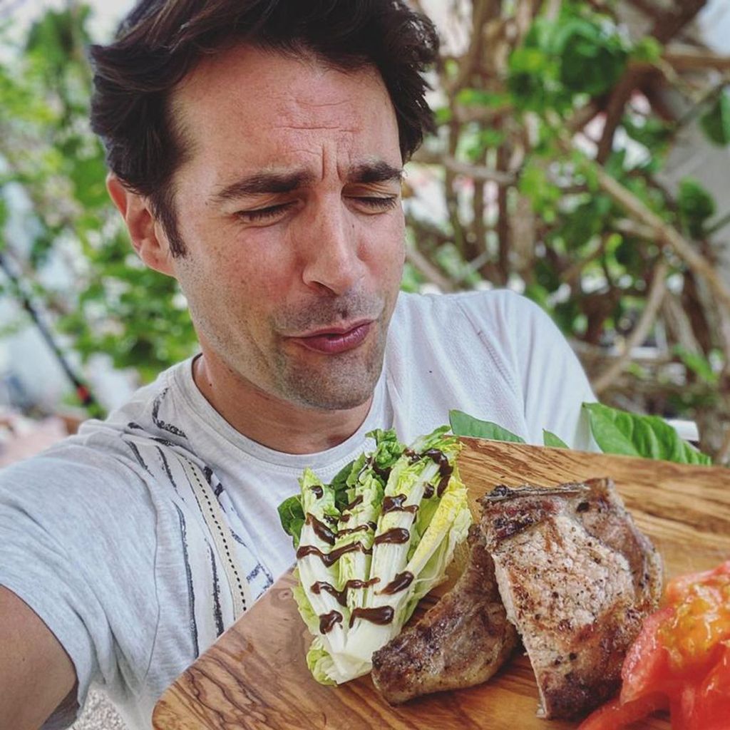 álex adrover con comida