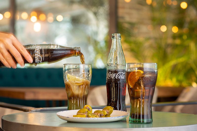 Una refrescante Coca-Cola en la merienda