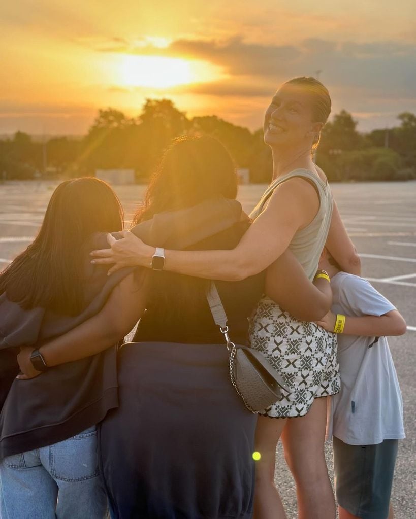 Anne Igartiburu con sus tres hijos, Noa, Carmen y Nicolás