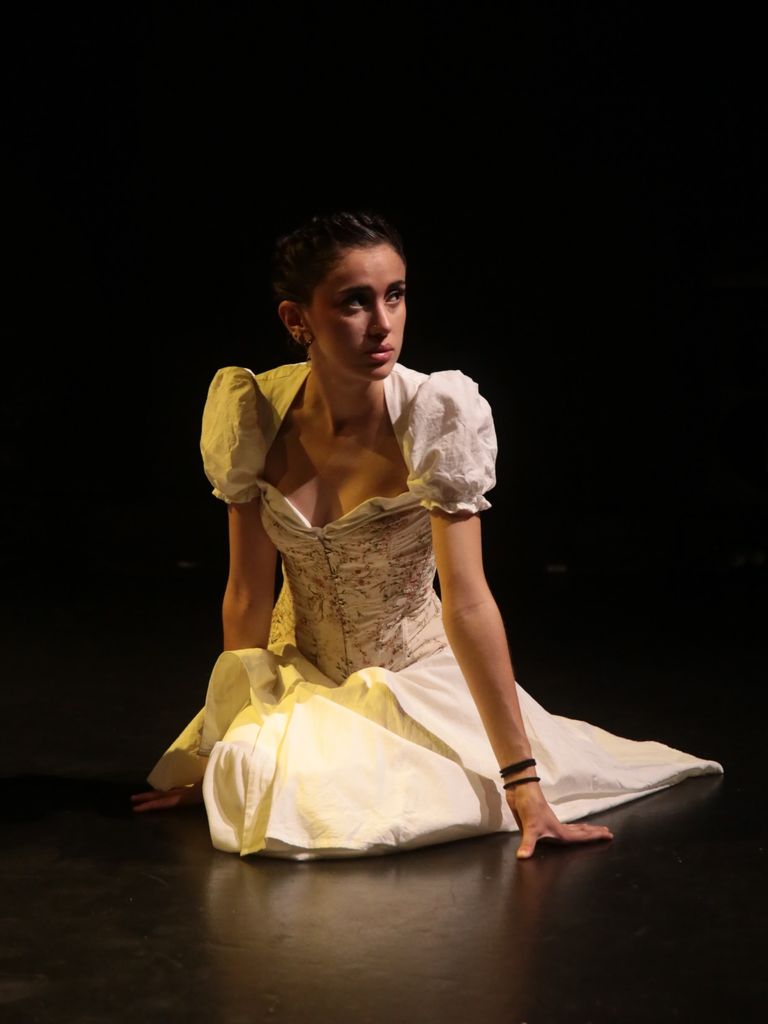 Paula Larrañaga interpretando la obra de teatro 'Ayer dejé de matarme'