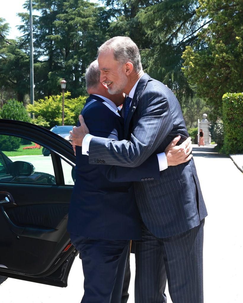 Cariñoso abrazo de Felipe VI con Alberto de Mónaco